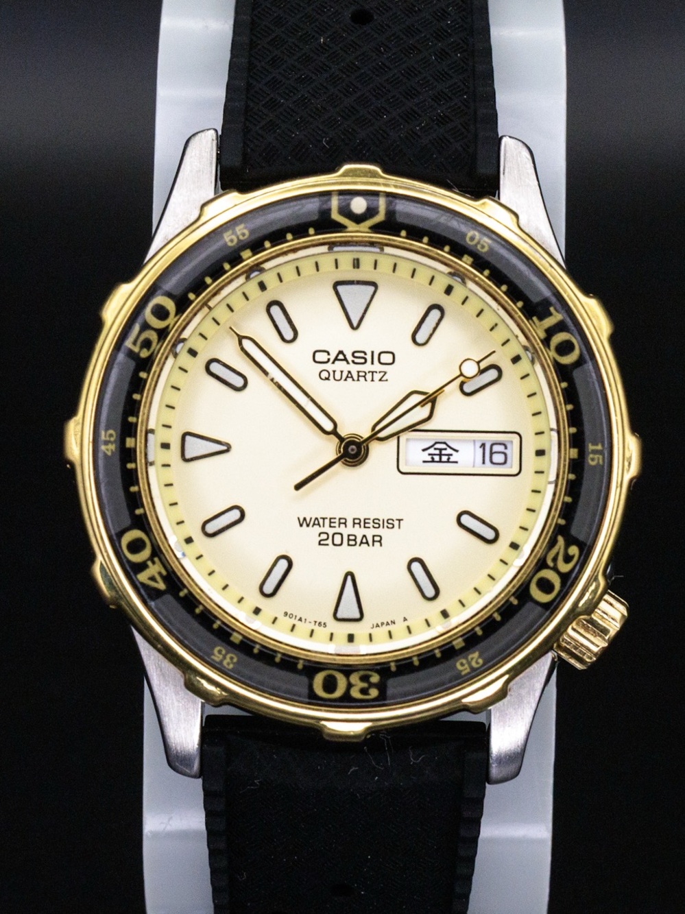 Casio Rare MD-714 Vintage 36mm Day Date JDM Import Dive Watch